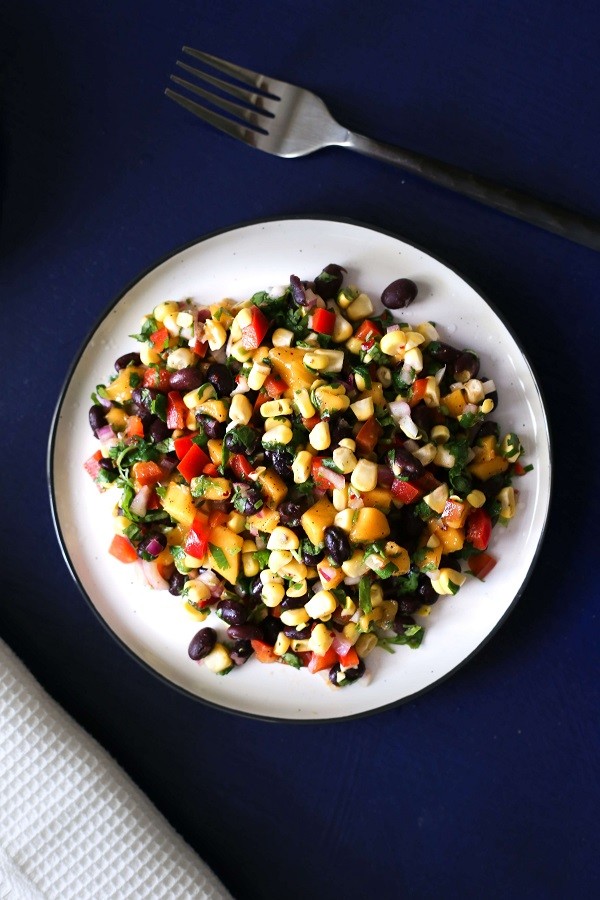 סלט תירס ושעועית שחורה בבלוג כל הדברים הטובים